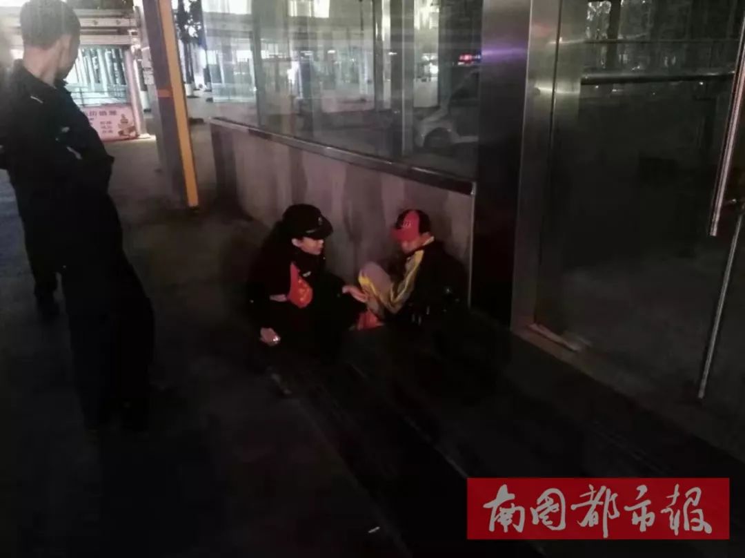 怪可怜的！一穿着校服的孩子蹲在海口高铁东站角落，怎么回事？|