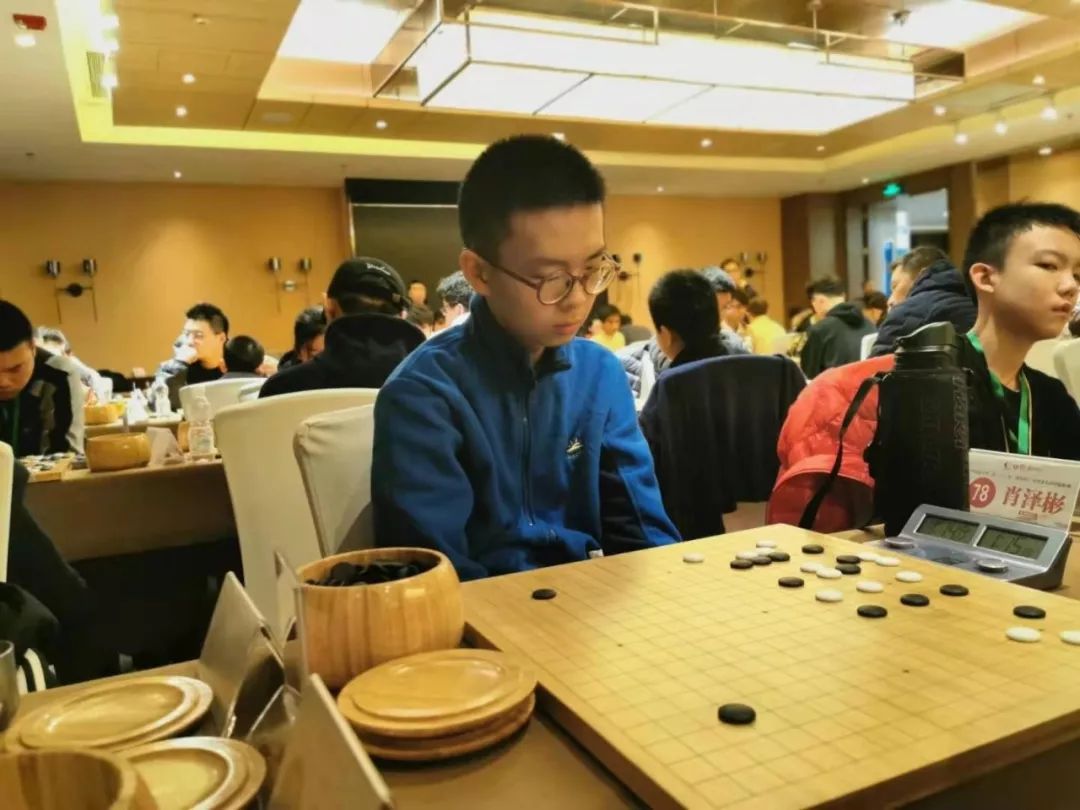 在第五轮的快棋赛中,杜阳以半目击败对手,任健铭也取得了胜利,山峻哲5