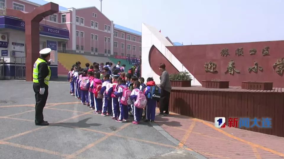 这是他第33年的护学岗大连旅顺口区迎春小学门口准时出现在58岁的杨传