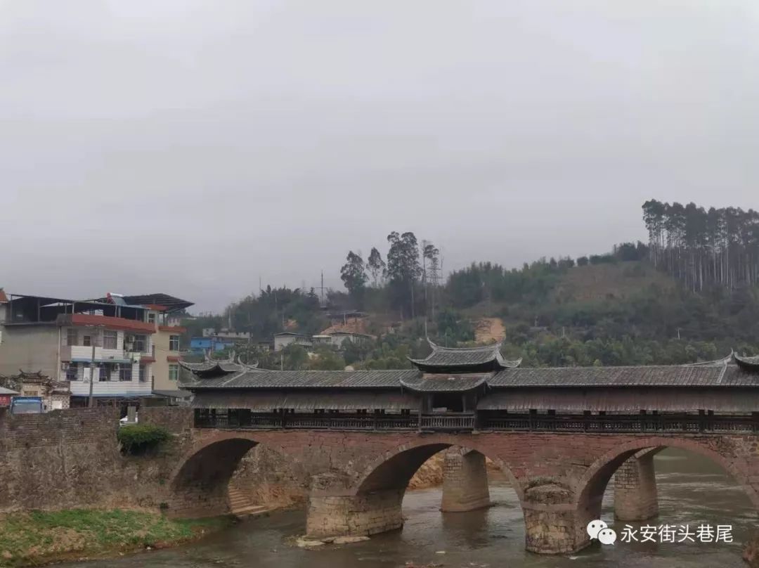 永安古镇新景随拍醒目的景区人口标识牌河边清晰太极图案