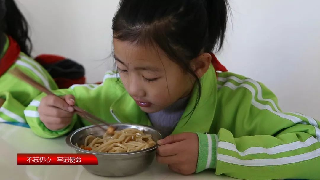 县一中学生牛强说:学校就跟自己家里一样,吃不饱可以继续加饭,住宿