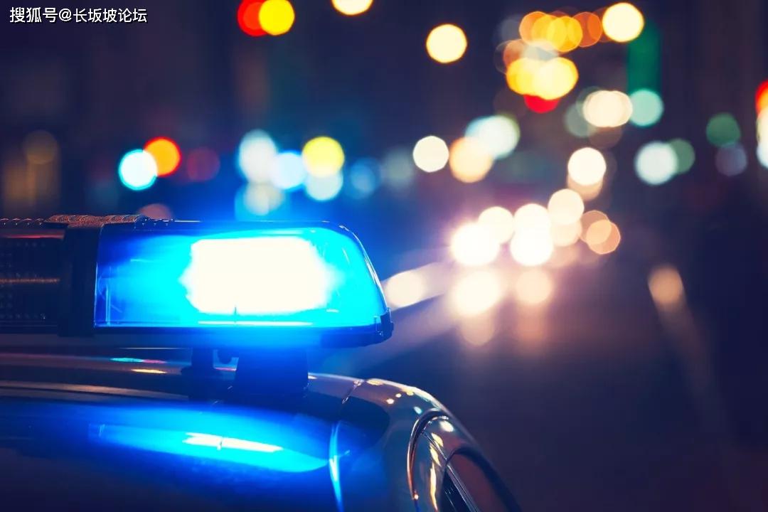 那来回左右摇摆的手电光柱,像极了警车警灯的旋转四射.