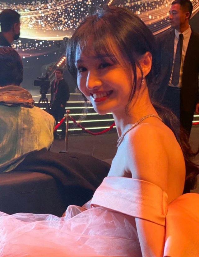 微博之夜明星台下生图,郑爽刘亦菲迪丽热巴太