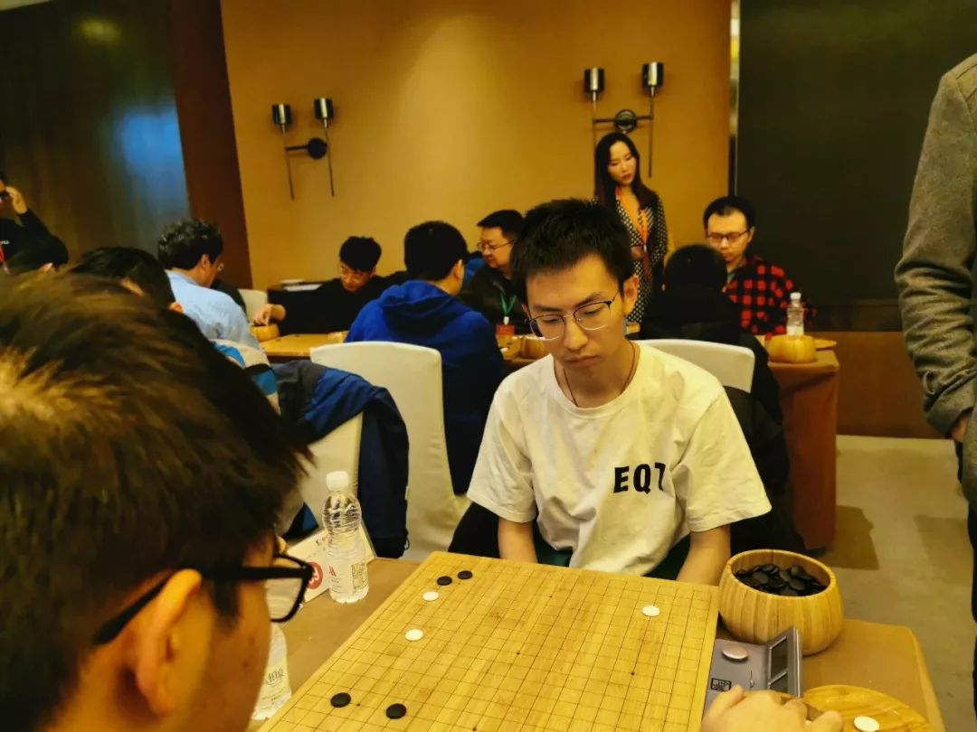 在第五轮的快棋赛中,杜阳以半目击败对手,任健铭也取得了胜利,山峻哲5