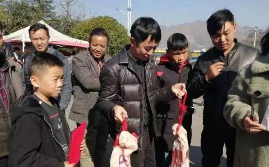 学校发猪肉奖励学生网友：真正的靠实力吃肉