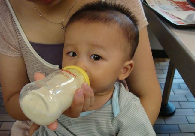 「每日说育儿知识」警惕会“偷走”孩子免疫的3种食物，家长还在喂？让娃积食常生病