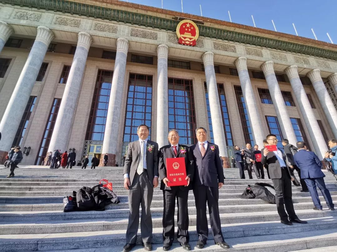 数学会会员复旦大学汤善健教授的"随机控制与非线性性滤波的数学理论"