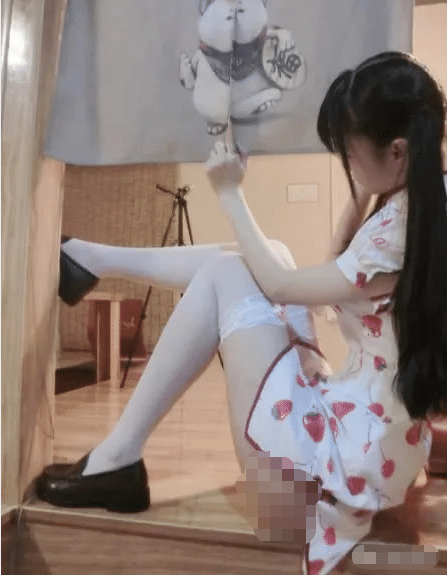 赛高酱 – 格子短裙配白丝，丝袜主题性感写真插图(1)