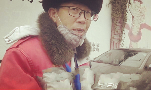 原创收费员雨中向车主下跪：3元停车费相持40分，为何这是人间极耻？