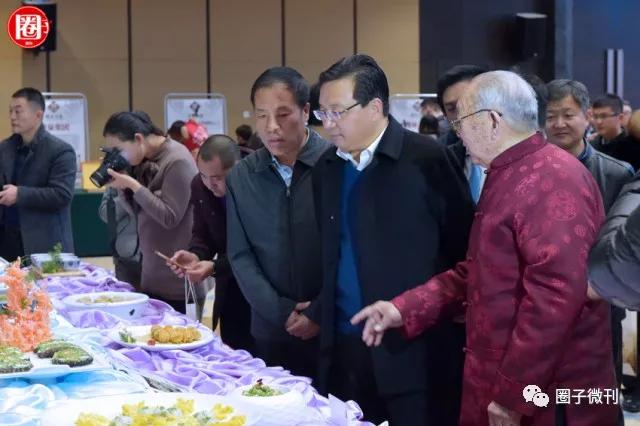 颜景祥大师向与会领导介绍鲍芹宴颜景祥大师和与会领导合影颜景祥大师