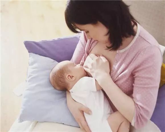[母乳妈妈少做一步，不仅乳房会胀痛难受，奶水还会越来越少]喂奶乳房胀痛怎么办