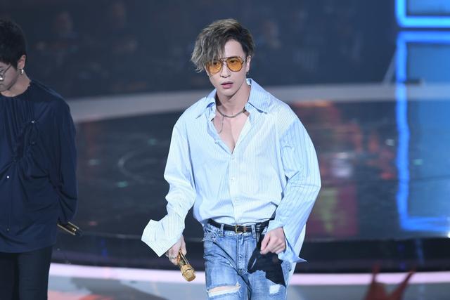 薛之谦的穿搭也是足够浪子气,发型百变给人感觉不同