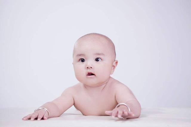 【宝宝两个月，大便呈黄绿色正常吗？听儿科医生来给你说说】 