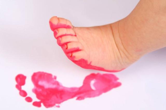 刚出生的孩子医院为何要留脚印，而不是手印？父母知道原因吗？