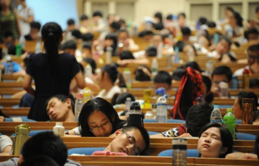 大学生期末有多累？有人熬夜复习考场突然脑溢血，网友：太可怕了