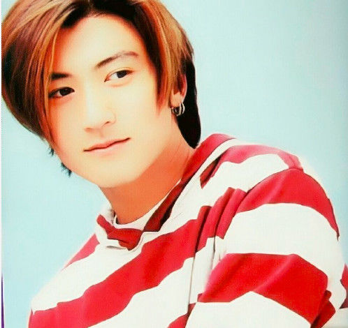 王菲家教太严?谢霆锋看秀被美女包围,他蜷缩身