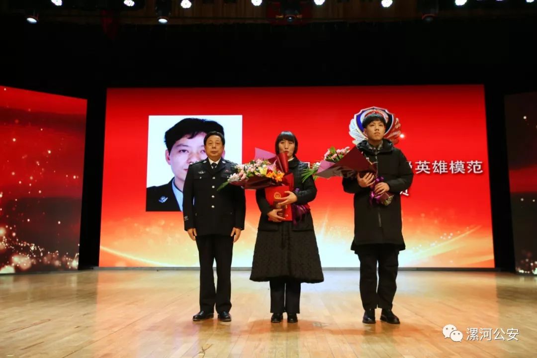 副市长,市公安局党委书记,局长李军信为赵庆贺家属颁发奖章和证书.