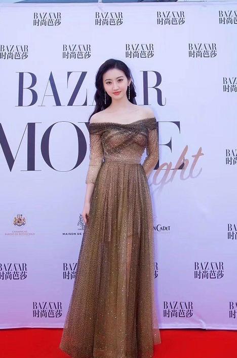 两朵 富贵花 相遇,50岁陈红和小19岁景甜撞衫,大花小花太明显