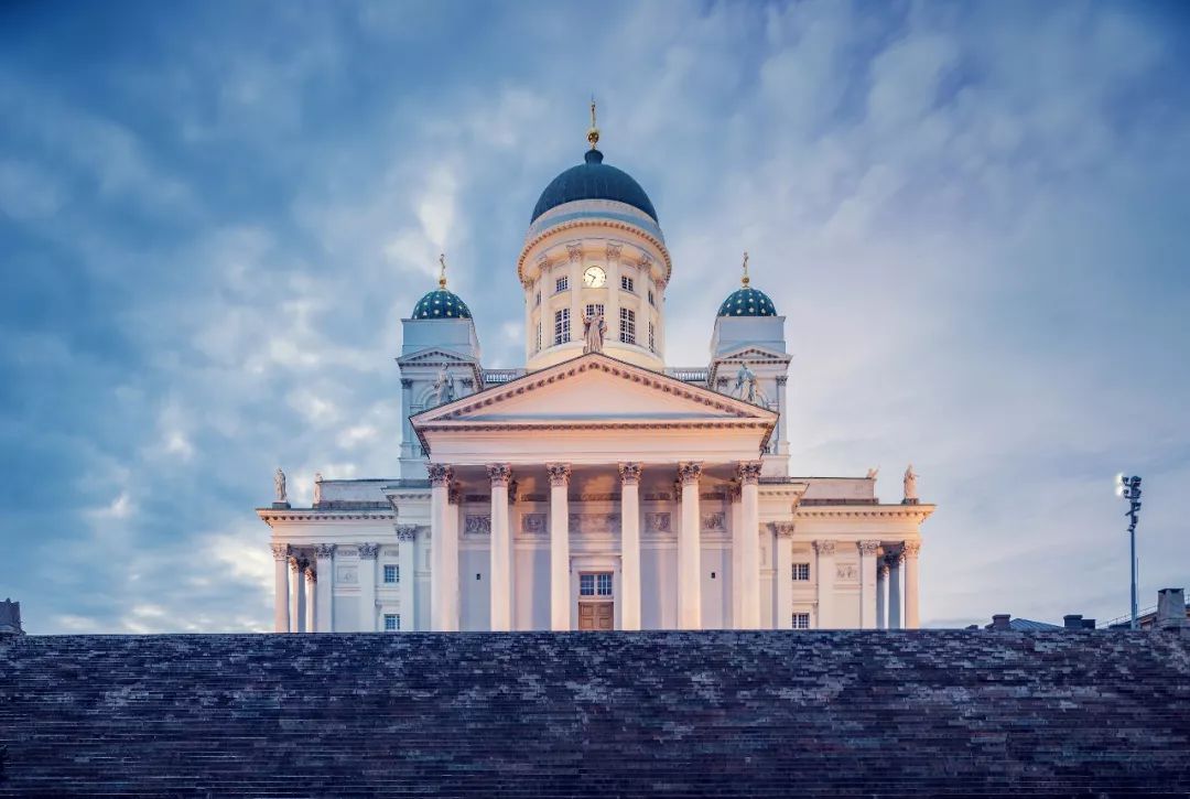 是洋溢着十九世纪俄国风味的古代建筑物-赫尔辛基大教堂,又称白教堂