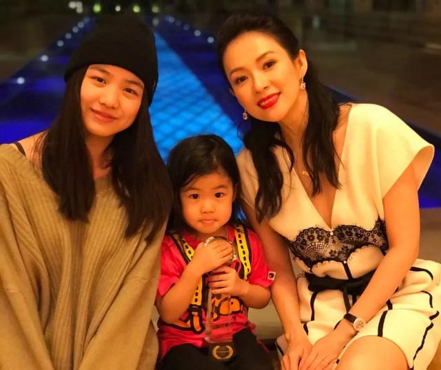 她18岁为汪峰生下一女被抛弃后险自杀今女儿与章子怡相处融洽