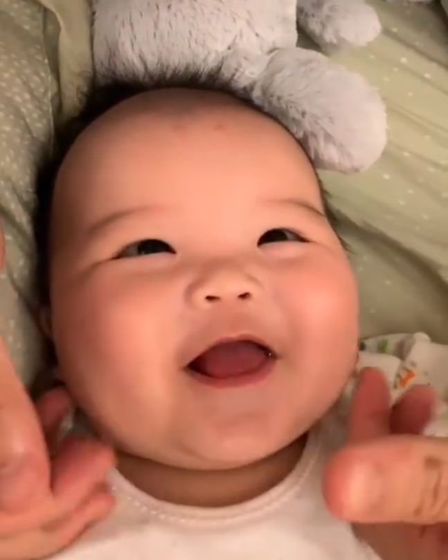 「儿科医生鲍秀兰」享受极了！奶爸给宝宝做抚触，宝宝乐得睁不开眼，网友：实名羡慕