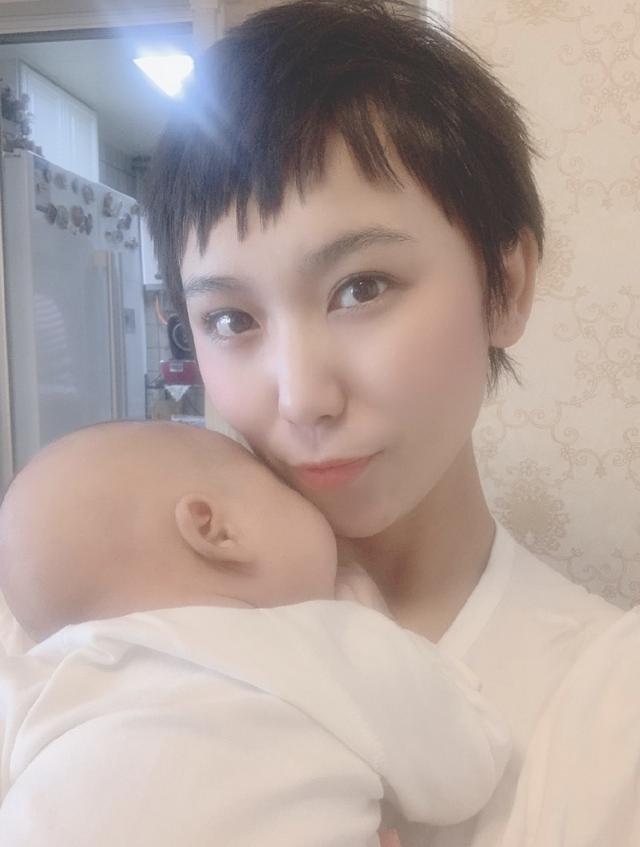 娜扎升级当小姨,姐姐首晒女儿正脸,大眼睛圆丢