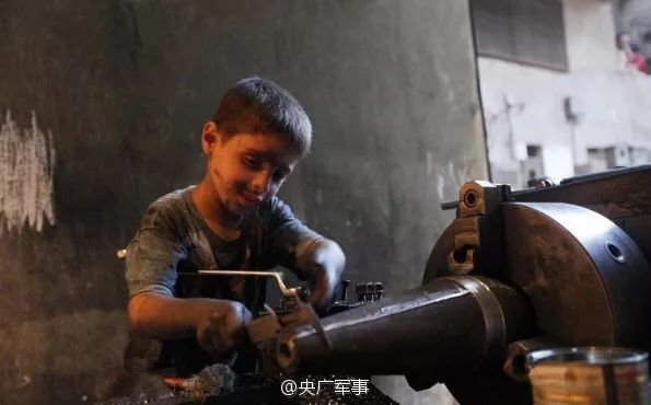叙利亚的兵工厂里他们所经历的不幸却能让我们体会到小朋友看似好笑的