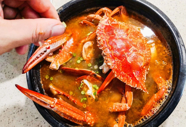 【大叔家的年夜饭：螃蟹味增汤，鲜香味美，简单易做，家人喜欢！】