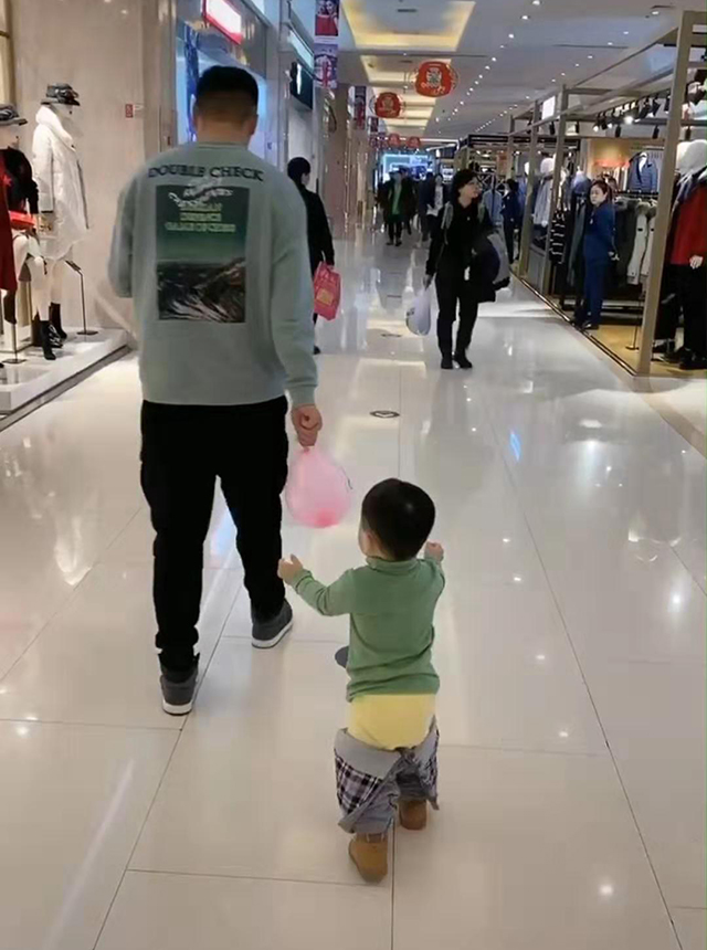 [爸爸带儿子逛商场，儿子的“独特”装扮回头率超高，网友：活着就好]