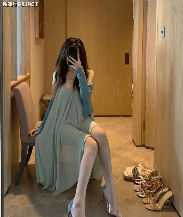 拍照时,小姐姐喜欢用手机挡着脸,但是,美丽是挡不住的