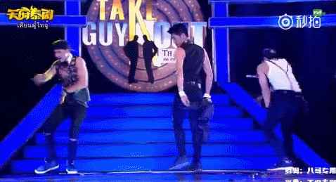 相比还算拘谨的来宾,台上这几个排队拿着爱的号码牌的可就