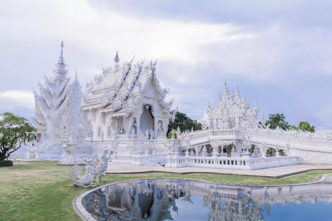 泰国的寺庙大多是金碧辉煌,金光闪闪的,而白庙却以它的纯白独树一帜