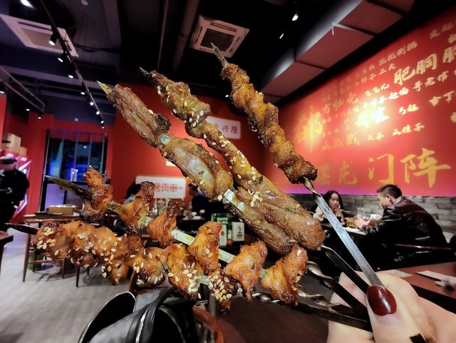  打卡成都最受欢迎烤串餐厅，ins风粉红焖烤桶盛产串串