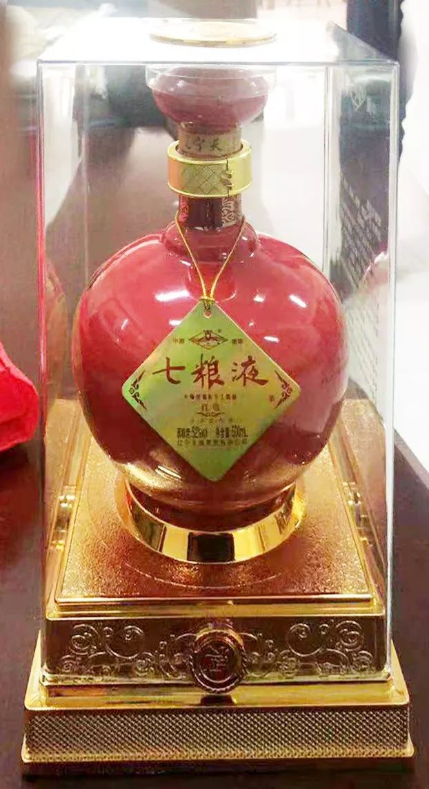 ▽ 七粮液52度红鼎白酒:采用7种纯粮酿造,12年原浆窖藏,顶端好酒