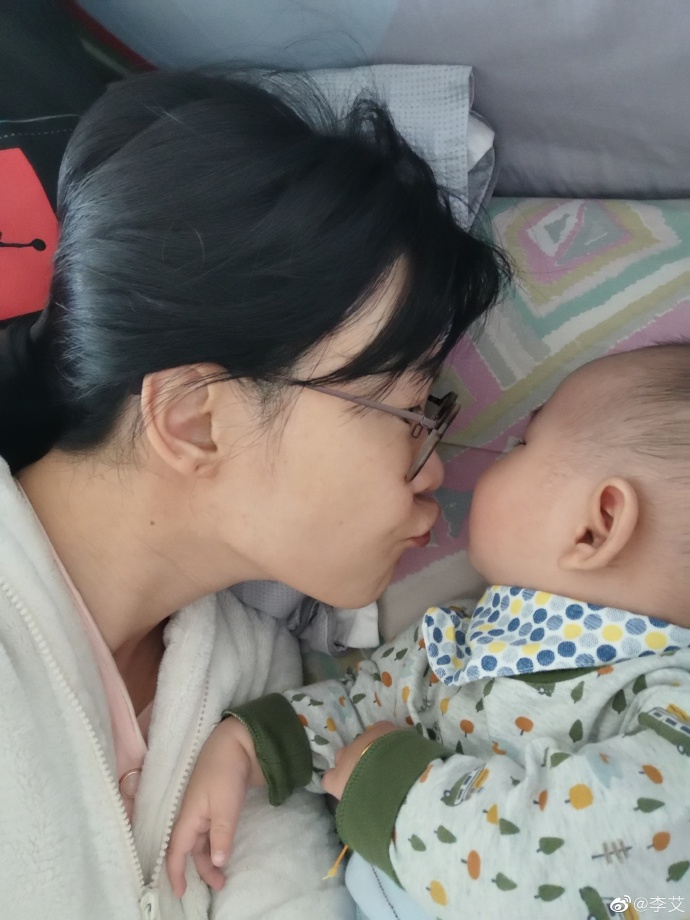 李艾不舍得给儿子断奶，伤感到爆，因喂母乳而影响身体健康: