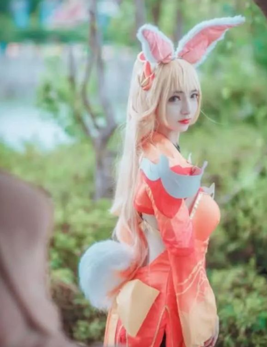 coser的腿到底有多细?初中生cos公孙离,看到她的"竹子