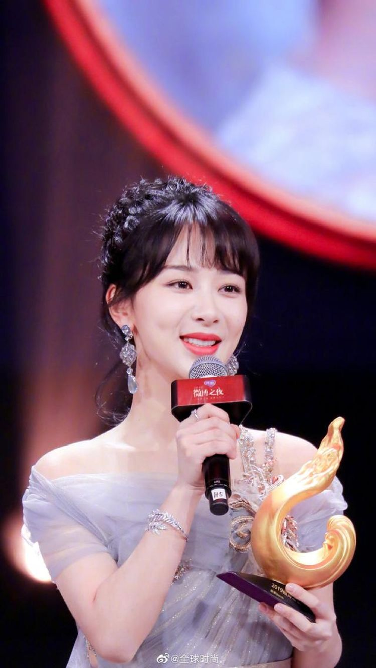 微博之夜:杨紫荣获"2019微博女王",一袭水雾蓝露肩纱裙太迷人