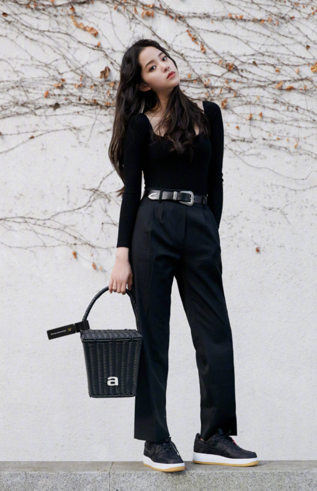 欧阳娜娜身材长腿 58b0826fd8244a858639f4b7d62e2bf5.png