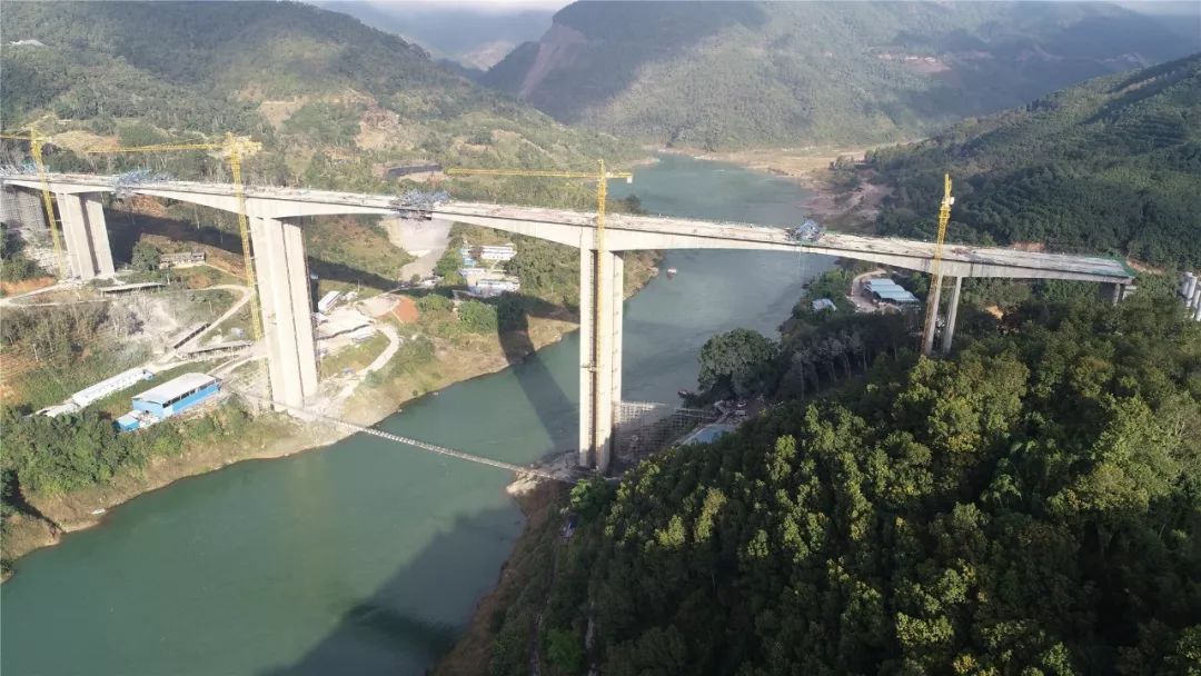 最新进展澜沧江大桥主跨成功合龙墨临高速公路预计年内通车