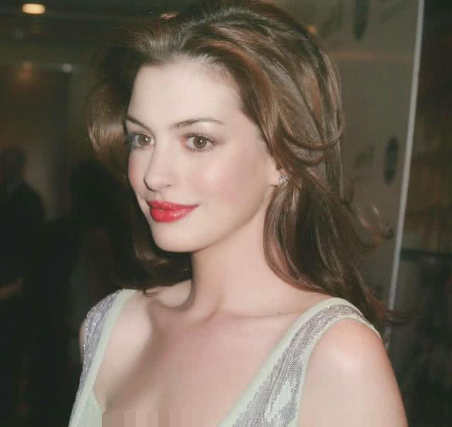 胎后首露面,37岁的她皱纹抢镜,外国人老得快?