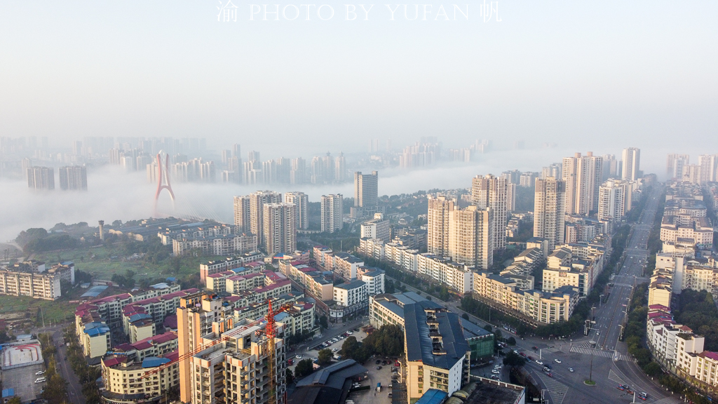 重庆潼南冬日频现平流雾，美若仙境，引外来游客纷纷打卡