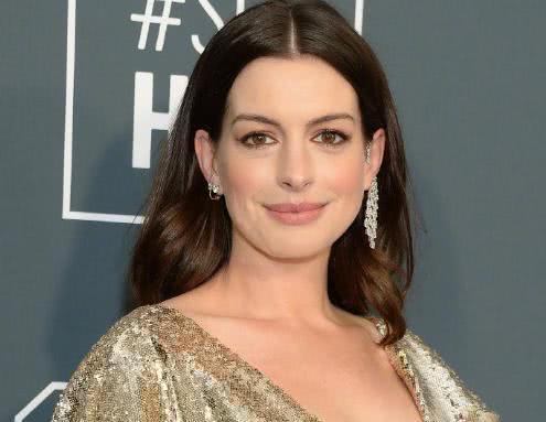 胎后首露面,37岁的她皱纹抢镜,外国人老得快?