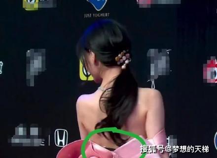为啥要穿抹胸 88b5e524142547ea92de949f0487bbd6.jpeg