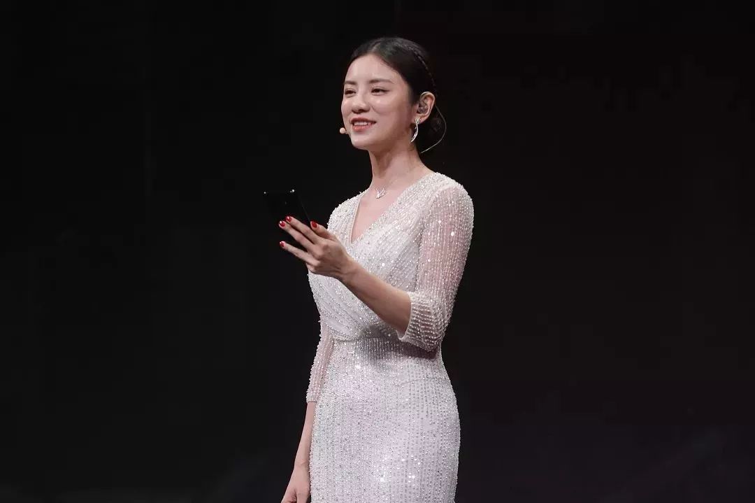伊一舞台上的那个人完全不是我