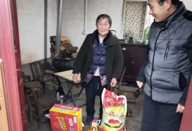 罗山县朱堂乡:心系贫困户 春节送温暖