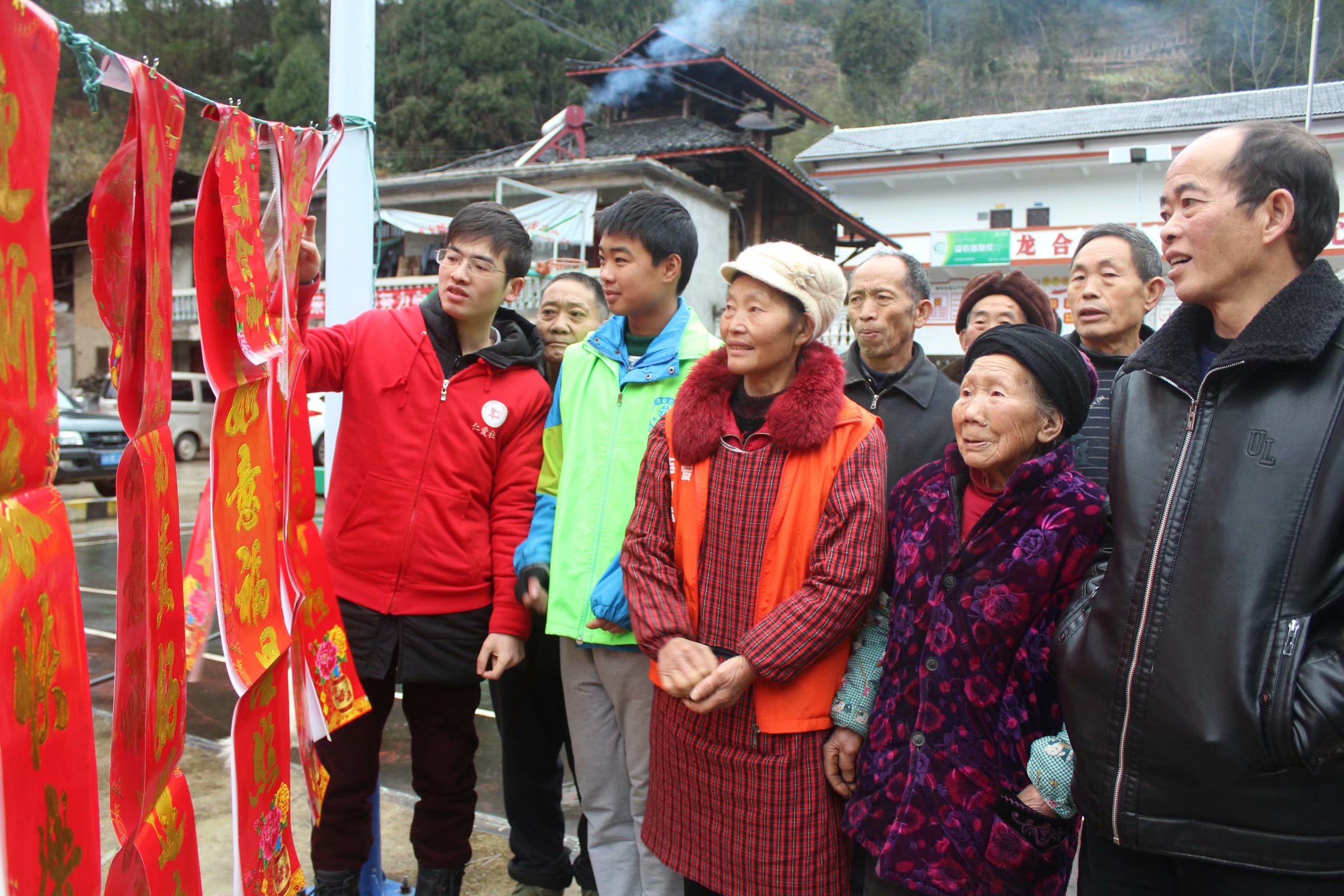 "新春送祝福 传承好家风"走进彭水县龙合村