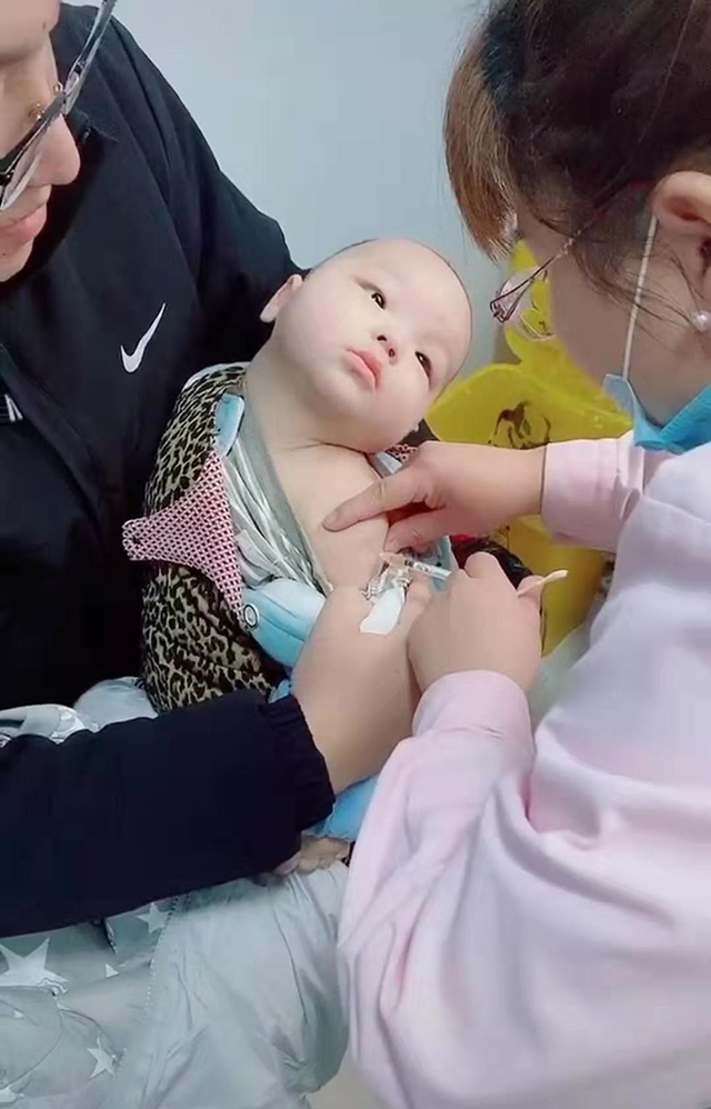 [爸爸带宝宝打疫苗，宝宝全程不哭不闹，看到宝宝的眼神，爸爸：小色胚]