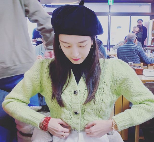 江疏影晒日本度假照,打扮清新又减龄,33岁颜值