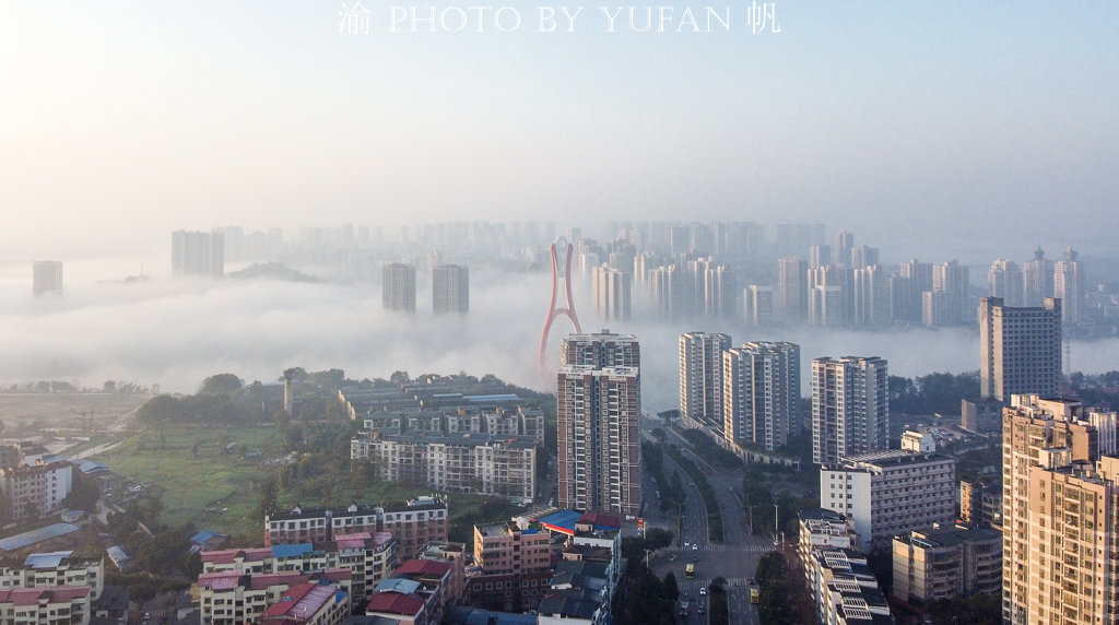 重庆潼南冬日频现平流雾，美若仙境，引外来游客纷纷打卡