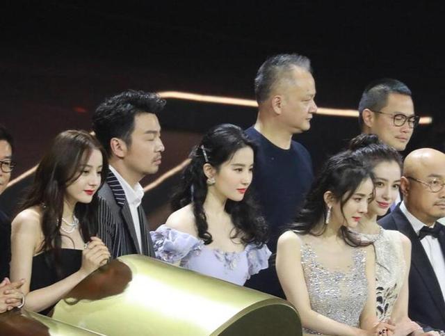 baby与刘亦菲仙女同框,互相搀扶上台十分友好,这可让杨幂怎么办?_杨颖